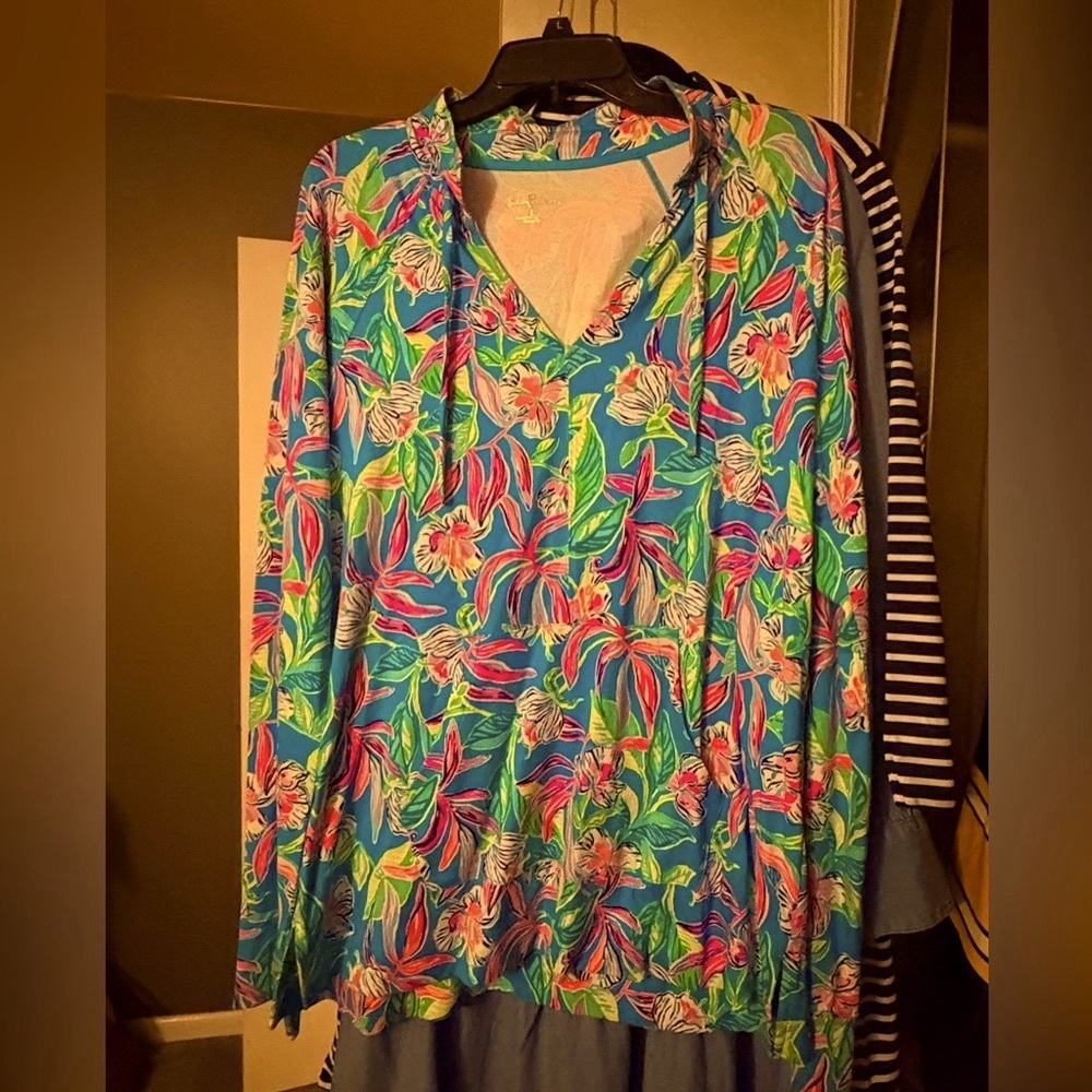 Lilly Pulitzer ! Worn twice ! Like new !  Thumb holes ! This is adorable ! 🥰